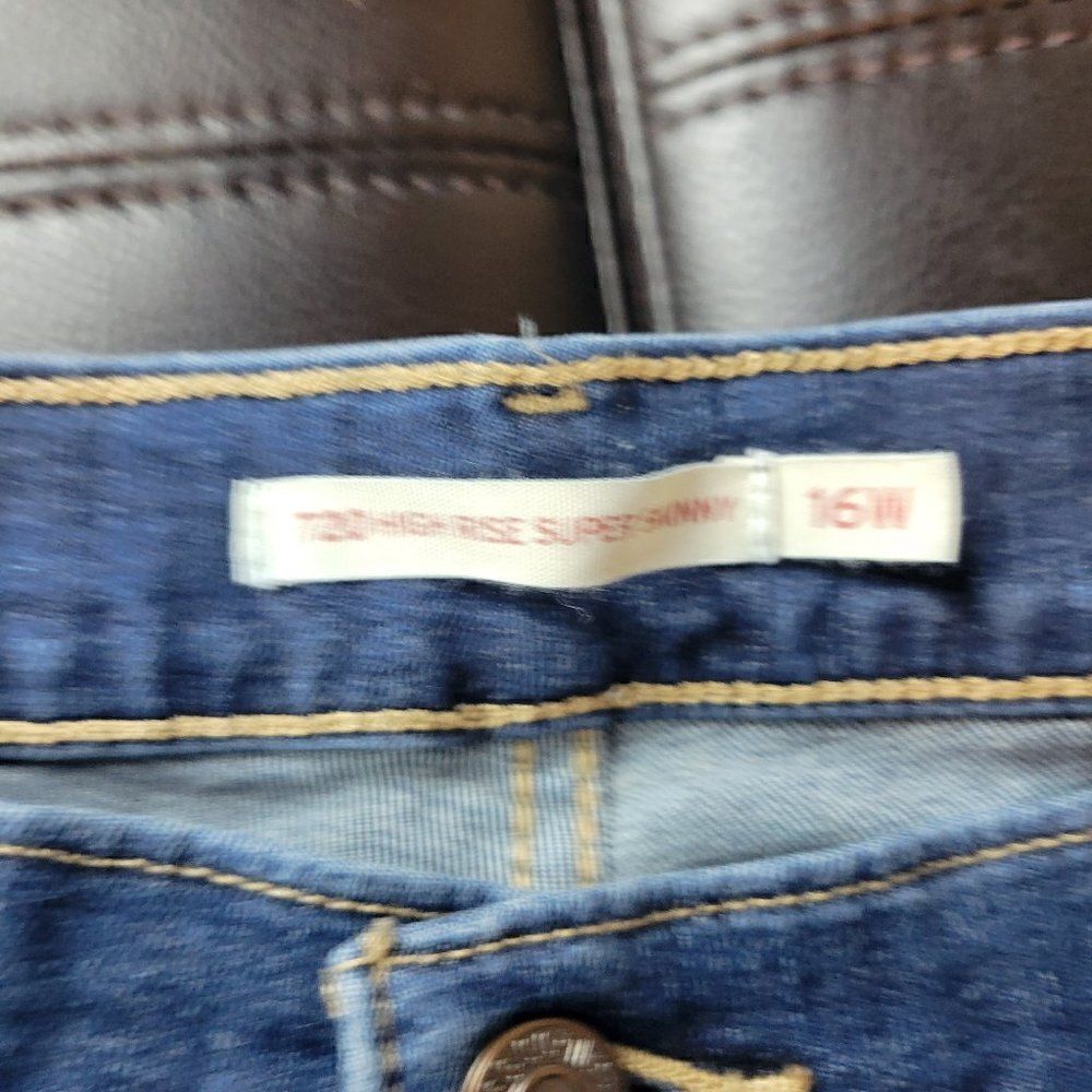 720 High Rise Levi's - Picture 4 of 6